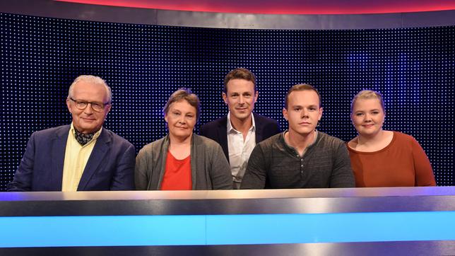 Bild: ARD/Uwe Ernst Moderator Alexander Bommes mit den Kandidaten: Axel Hecht, Christine Höhl, Andreas Pluto und Delia West.