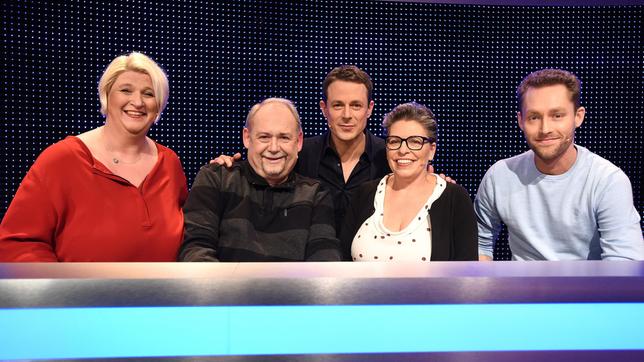 Bild: ARD/Uwe Ernst Moderator Alexander Bommes mit den Kandidaten: Diana-Beata Biever-Madsen, Edgar Schultz, Andrea Prinz und Martin Eitner.