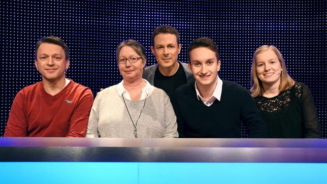 Bildquelle: ARD/ Uwe Ernst Moderator Alexander Bommes mit den Kandidaten: Jens Kreuzer, Ilka Paepke, Moritz Radecke und Paulina-Sophie Stolz.
