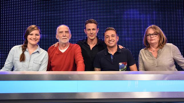 Bildquelle: ARD/ Uwe Ernst Moderator Alexander Bommes mit den Kandidaten: Stephanie Hennig, Carsten Beer, Cagdas Cetinkaya und Nicola Brüggeleben.
