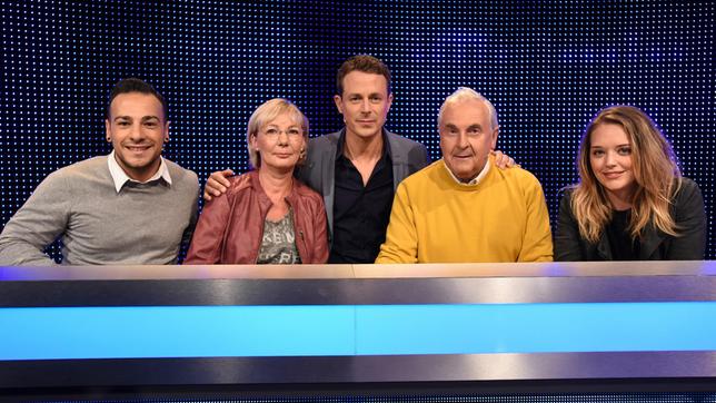 Bildquelle: ARD/ Uwe Ernst Moderator Alexander Bommes mit den Kandidaten: Ugur Kahveci, Kirsten Deppe, Klaus-Dieter Welzel und Svenja Fojut