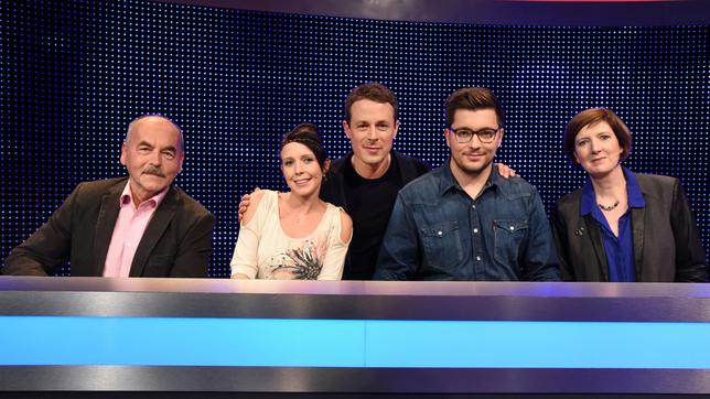 Bild: ARD/Uwe Ernst Moderator Alexander Bommes mit den Kandidaten: Wolfgang Glauche, Nicole Marquardt, Florian Freihofer und Katharina Engelhardt.