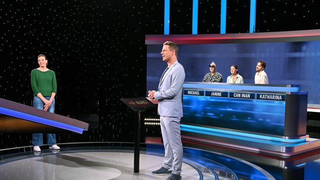 Bild: ARD/Uwe Ernst Moderator Alexander Bommes mit den Kandidat:innen Katharina Schlipp, Michael Wilms-Costa Gellrich, Janine Walker und Can Inan Özalp.