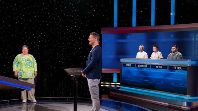 Bild: ARD/Uwe Ernst Moderator Alexander Bommes mit den Kandidat:innen: Petra Simeuncevic, Maik Bader, Cornelia Tensing und Kevin Klasen.