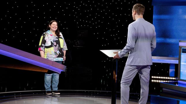 Bild: ARD/Arne Vollstedt Moderator Alexander Bommes mit der Kandidatin Anke Marme.