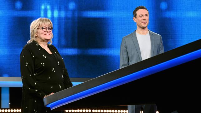 Bild: ARD/Uwe Ernst Moderator Alexander Bommes mit der Kandidatin Annemarie Daube.