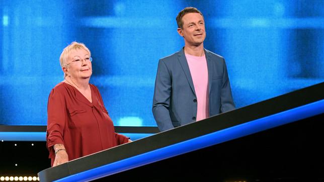 Bild: ARD/Uwe Ernst Moderator Alexander Bommes mit der Kandidatin Barbara Beckers.