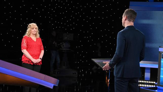 Bild: ARD/Uwe Ernst Moderator Alexander Bommes mit der Kandidatin Carola Bornschein.