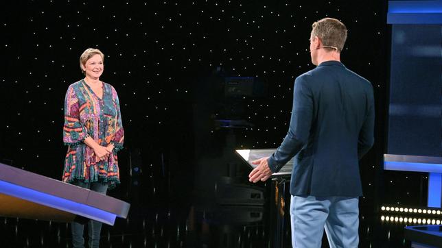 Bild: ARD/Uwe Ernst Moderator Alexander Bommes mit der Kandidatin Claudia Huth-Demirtas.