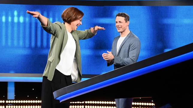 Bild: ARD/Uwe Ernst Moderator Alexander Bommes mit der Kandidatin Jana Murr.