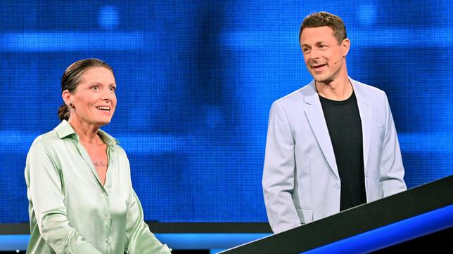 Bild: ARD/Uwe Ernst Moderator Alexander Bommes mit der Kandidatin Janine Walker.