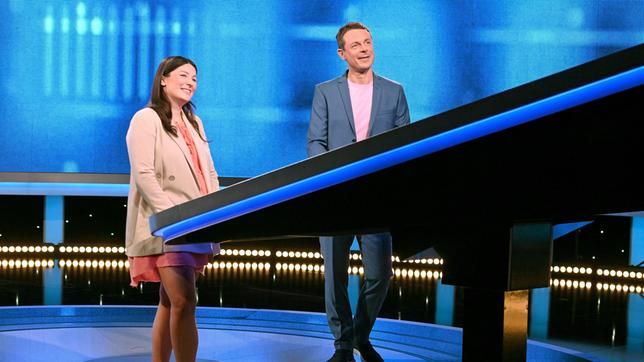 Bild: ARD/Uwe Ernst Moderator Alexander Bommes mit der Kandidatin Johanna Voß.