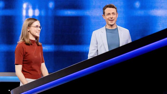 Bild: ARD/Arne Vollstedt Moderator Alexander Bommes mit der Kandidatin Jule Meinberg.