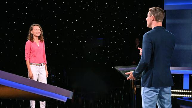 Bild: ARD/Uwe Ernst Moderator Alexander Bommes mit der Kandidatin Karolina Hammer.