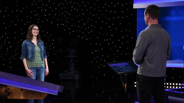 Bild: ARD/Uwe Ernst Moderator Alexander Bommes mit der Kandidatin Maren Schrader.