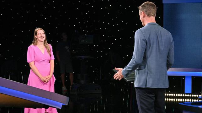 Bild: ARD/Uwe Ernst Moderator Alexander Bommes mit der Kandidatin Saskia Henkel.