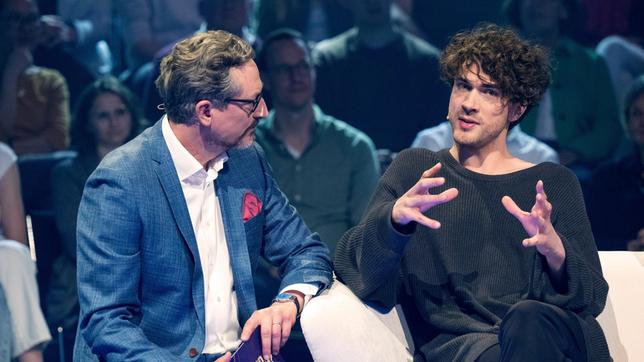 Bild: WDR/Melanie Grande Moderator Eckart von Hirschhausen (l) mit Mentalist Timon Krause.