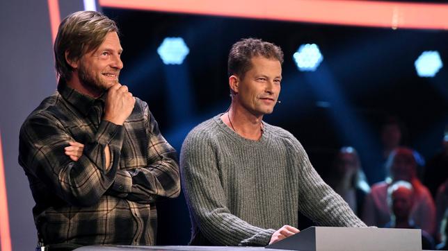 Bild: ARD/Uwe Ernst Bei Jörg Pilawa treten freitags um 18:50 Uhr Prominente zu einem außergewöhnlichen Duell an. Um zu gewinnen, müssen die Stars drei superschlaue „Quizduell"-Profis schlagen. Ein Wissenswettkampf David gegen Goliath - die Stars gegen den „Quizduell-Olymp“. Es geht um Wissen und Nervenstärke, aber auch um die Einschätzung der Gegner und die Bereitschaft zu zocken. Und es geht um viel Geld. Doch Vorsicht! Im packenden Finale am Ende jeder Show heißt es für die siegreichen Kandidaten zunächst: doppelt oder halb. Eine spannende Wissensschlacht für Jung und Alt!