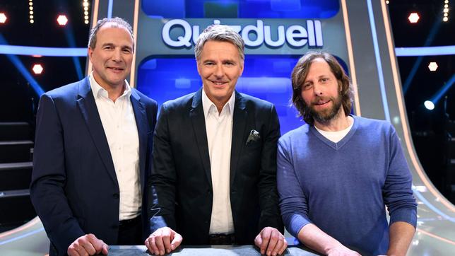 Bild: ARD/Uwe Ernst Bei Jörg Pilawa treten Prominente zu einem außergewöhnlichen Duell an. Um zu gewinnen, müssen die Stars drei superschlaue „Quizduell"-Profis schlagen. Ein Wissenswettkampf David gegen Goliath - die Stars gegen den „Quizduell-Olymp“. Es geht um Wissen und Nervenstärke, aber auch um die Einschätzung der Gegner und die Bereitschaft zu zocken. Und es geht um viel Geld. Doch Vorsicht! Im packenden Finale am Ende jeder Show heißt es für die siegreichen Kandidaten zunächst: doppelt oder halb. Eine spannende Wissensschlacht für Jung und Alt!