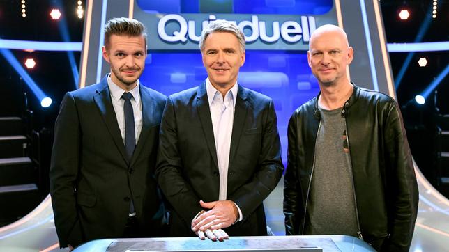 Bild: ARD/Uwe Ernst Bei Jörg Pilawa treten Prominente zu einem außergewöhnlichen Duell an. Um zu gewinnen, müssen die Stars drei superschlaue „Quizduell"-Profis schlagen. Ein Wissenswettkampf David gegen Goliath - die Stars gegen den „Quizduell-Olymp“. Es geht um Wissen und Nervenstärke, aber auch um die Einschätzung der Gegner und die Bereitschaft zu zocken. Und es geht um viel Geld. Doch Vorsicht! Im packenden Finale am Ende jeder Show heißt es für die siegreichen Kandidaten zunächst: doppelt oder halb. Eine spannende Wissensschlacht für Jung und Alt!