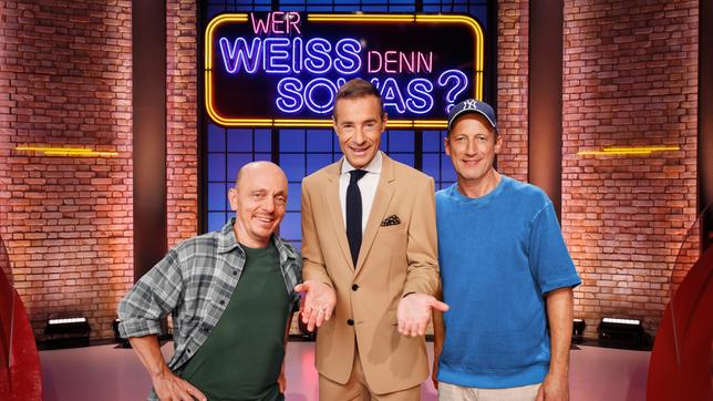 Bild: ARD/MORRIS MAC MATZEN „Wer weiß denn sowas?“ – Wotan Wilke Möhring weiß sowas! Staffelstart mit neuem Teamkapitän am 13. Oktober 2025 im Ersten V.l.n.r.: Bernhard Hoëcker, Moderator Kai Pflaume und der neue Rateteamkapitän Wotan Wilke Möring.