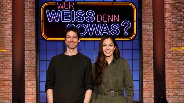 Bild: ARD/Morris Mac Matzen Als Kandidat:innen zu Gast bei "Wer weiß denn sowas?": Der Schauspieler Florian David Fitz und die Schauspielerin Nilam Farooq.
