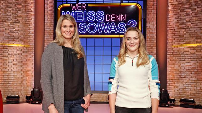 Bild: ARD/Morris Mac Matzen Als Kandidatinnen zu Gast bei "Wer weiß denn sowas?": Die Rennrodlerin und Olympiasiegerin Natalie Geisenberger und die Skeletonpilotin und Olympiasiegerin, Hannah Neise.