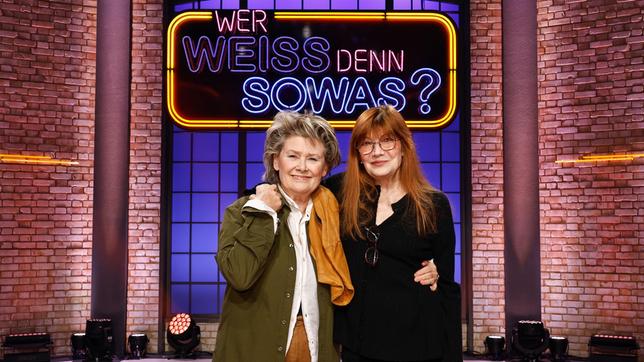 Bild: ARD/Morris Mac Matzen Die Kandidatinnen der Sendung: Die Sängerin Gitte Hænning (li.) und die Sängerin Katja Ebstein (re.).