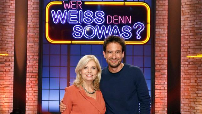 Bild: ARD/Morris Mac Matzen Die Schauspieler Sabine Postel und Oliver Mommsen treten bei "Wer weiß denn sowas?" gegeneinander an.