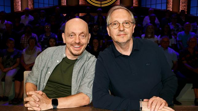 Bild: ARD/Morris Mac Matzen Ein starkes Team: Rateteam-Kapitäne Bernhard Hoëcker und der Schauspieler, Komiker und Musiker Olli Dittrich.