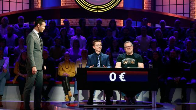 Bild: ARD/Morris Mac Matzen Moderator Kai Pflaume mit Rateteam-Kapitän Elton und dem Kabarettisten Mathias Richling.