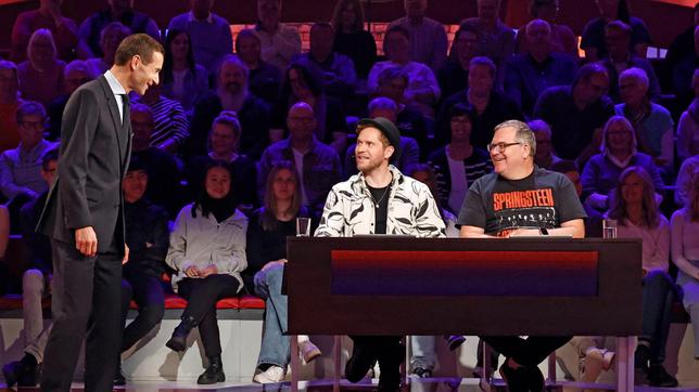 Moderator Kai Pflaume mit Rateteam-Kapitän Elton und dem Sänger und Songwriter Johannes Oerding.