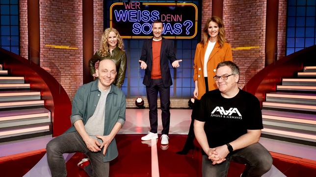 Bild: ARD/Morris Mac Matzen Moderator Kai Pflaume und seine Rateteam-Kapitäne Bernhard Bernhard Hoëcker (vorne) und Elton (vorne) begrüßen in dieser Sendung die Fernsehmoderatorinnen Katja Burkhard (hinten) und Mareile Höppner (hinten).