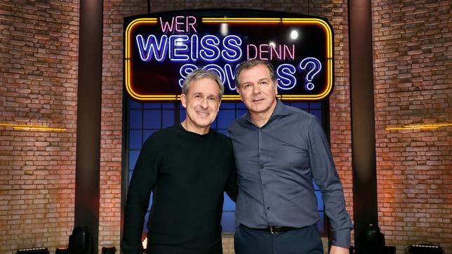 Bild: ARD/Morris Mac Matzen Moderator Kai Pflaume und seine Rateteam-Kapitäne Bernhard Hoëcker und Elton begrüßen in dieser Sendung den ehemaligen Profi-Fußballspieler Pierre Littbarski und den ehemaligen Profi-Fußballspieler Andreas „Andy“ Möller.