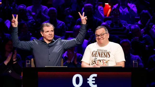 Bild: ARD/Morris Mac Matzen Moderator Kai Pflaume und seine Rateteam-Kapitäne Bernhard Hoëcker und Elton begrüßen in dieser Sendung den ehemaligen Profi-Fußballspieler Pierre Littbarski und den ehemaligen Profi-Fußballspieler Andreas „Andy“ Möller.