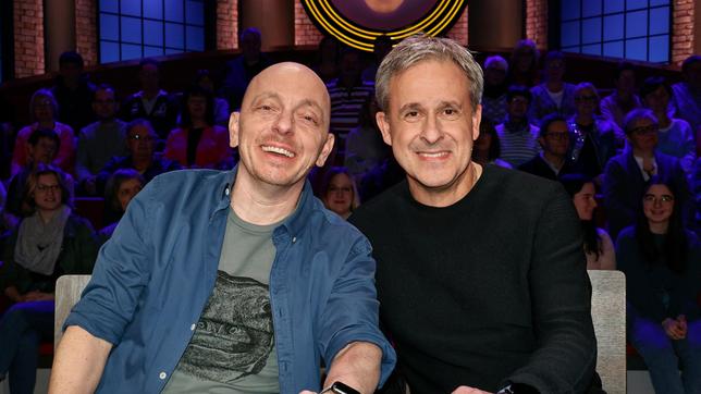 Bild: ARD/Morris Mac Matzen Moderator Kai Pflaume und seine Rateteam-Kapitäne Bernhard Hoëcker und Elton begrüßen in dieser Sendung den ehemaligen Profi-Fußballspieler Pierre Littbarski und den ehemaligen Profi-Fußballspieler Andreas „Andy“ Möller.
