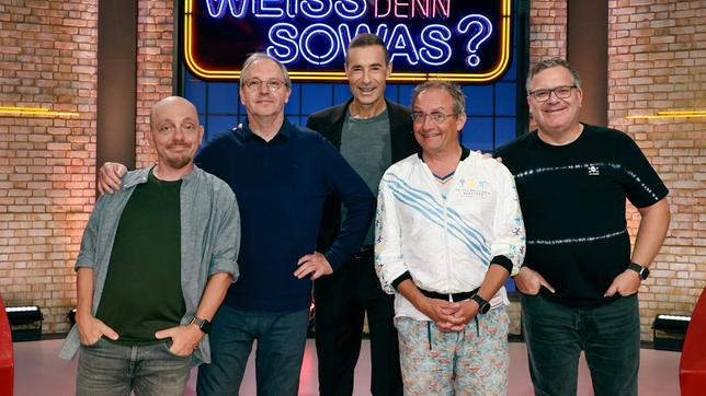 Bild: ARD/Morris Mac Matzen Moderator Kai Pflaume und seine Rateteam-Kapitäne Bernhard Hoëcker und Elton begrüßen in dieser Sendung den Schauspieler, Komiker und Musiker Olli Dittrich und den Komiker, Musiker und Fernsehmoderator Wigald Boning.