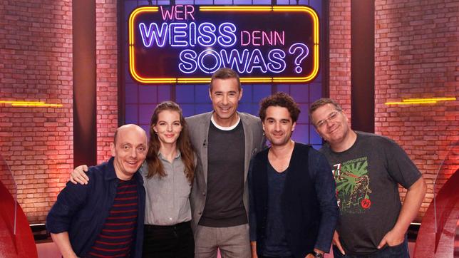 Bild: ARD/Morris Mac Matzen Moderator Kai Pflaume und seine Rateteam-Kapitäne Bernhard Hoëcker und Elton begrüßen in dieser Sendung das Schauspieler-Paar Yvonne Catterfeld und Oliver Wnuk.