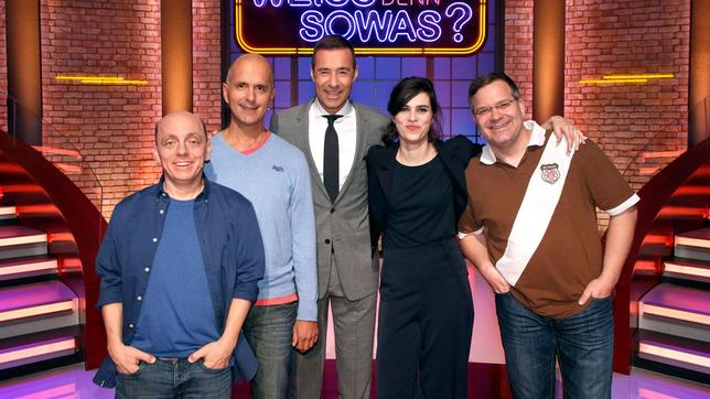 Bild: ARD/Morris Mac Matzen Moderator Kai Pflaume und seine Rateteam-Kapitäne Bernhard Hoëcker und Elton begrüßen in dieser Sendung die beiden Schauspieler Christoph Maria Herbst und Nora Tschirner.