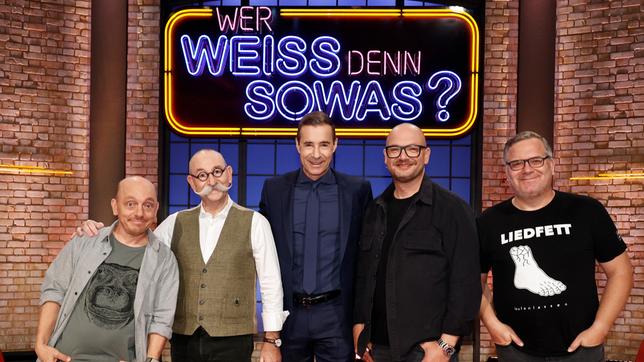 Bild: ARD/Morris Mac Matzen Moderator Kai Pflaume und seine Rateteam-Kapitäne Bernhard Hoëcker und Elton begrüßen in dieser Sendung den Koch und Fernsehmoderator Horst Lichter und den Kunsthändler und Sachverständiger in der ZDF-Sendereihe ‚Bares für Rares‘, Sven Deutschmanek.