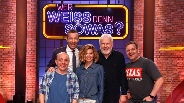 Bild: ARD/Morris Mac Matzen Moderator Kai Pflaume und seine Rateteam-Kapitäne Bernhard Hoëcker und Elton begrüßen am 3. Mai die Sängerin Ella Endlich und den Sänger Gunther Emmerlich.