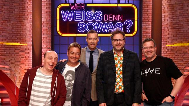 Bild: ARD/Morris Mac Matzen Moderator Kai Pflaume und seine Rateteam-Kapitäne Bernhard Hoëcker und Elton begrüßen in dieser Sendung die beiden Comedians Ingo Oschmann und Paul Panzer.
