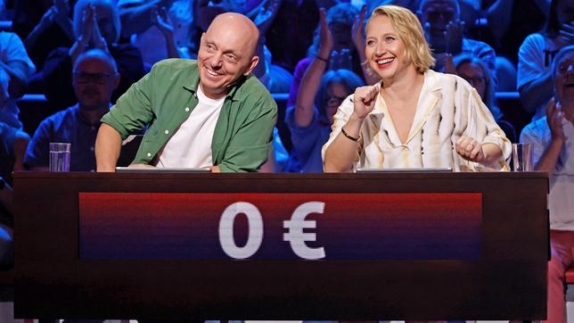 Bild: ARD/Morris Mac Matzen Rateteam-Kapitän Bernhard Hoëcker mit der Schauspielerin Anna Maria Mühe.
