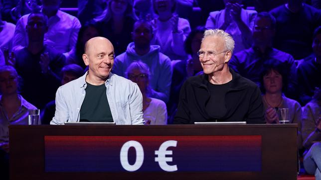 Bild: ARD/Morris Mac Matzen Rateteam-Kapitän Bernhard Hoëcker mit Schauspieler Klaus J. Behrendt.