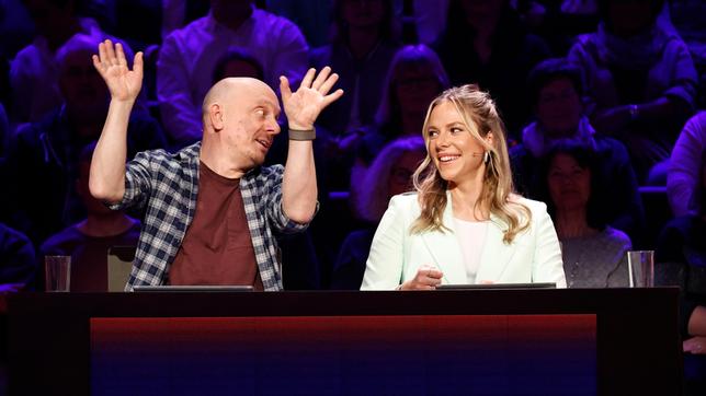 Bild: ARD/Morris Mac Matzen Rateteam-Kapitän Bernhard Hoëcker mit Schauspielerin Cheyenne Pahde.