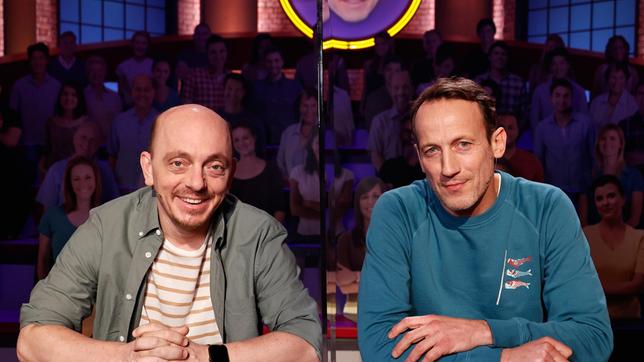 Bild: ARD/Morris Mac Matzen Rateteam-Kapitän Bernhard Hoëcker und der Schauspieler Wotan Wilke Möhring bilden ein Rateteam.