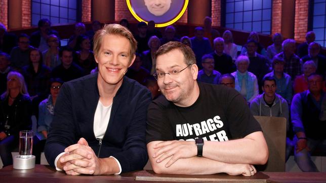 Bildquelle: ARD/ Morris Mac Matzen Rateteam-Kapitän Elton mit Comedian Simon Gosejohann.