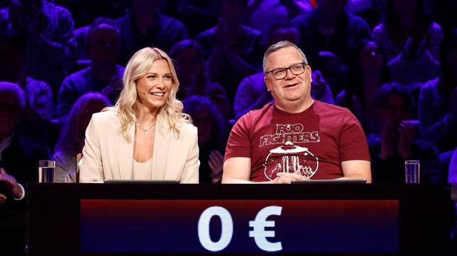 Bild: ARD/Morris Mac Matzen Rateteam-Kapitän Elton mit Schauspielerin Cheyenne Pahde.