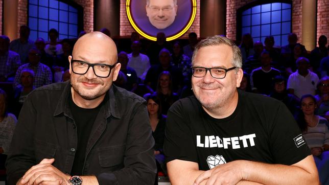 Bild: ARD/Morris Mac Matzen Rateteam-Kapitän Elton spielt heute zusammen mit dem Kunsthändler und Sachverständigen in der ZDF-Sendereihe ‚Bares für Rares‘, Sven Deutschmanek.