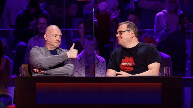 Bild: ARD/Morris Mac Matzen Rateteam-Kapitän Elton und der Fernsehmoderator Frank Buschmann bilden ein Rateteam.